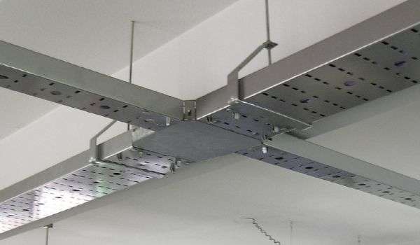 Supports et accessoires pour chemins de câbles