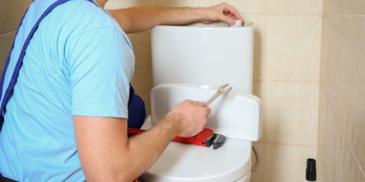 Hoe een toiletreservoir te repareren dat water lekt