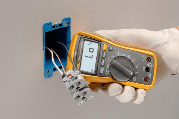 Digitale multimeter voor elektriciens met contactloze spanningsdetector Fluke 117 met referentie 2583647 van het merk FLUKE