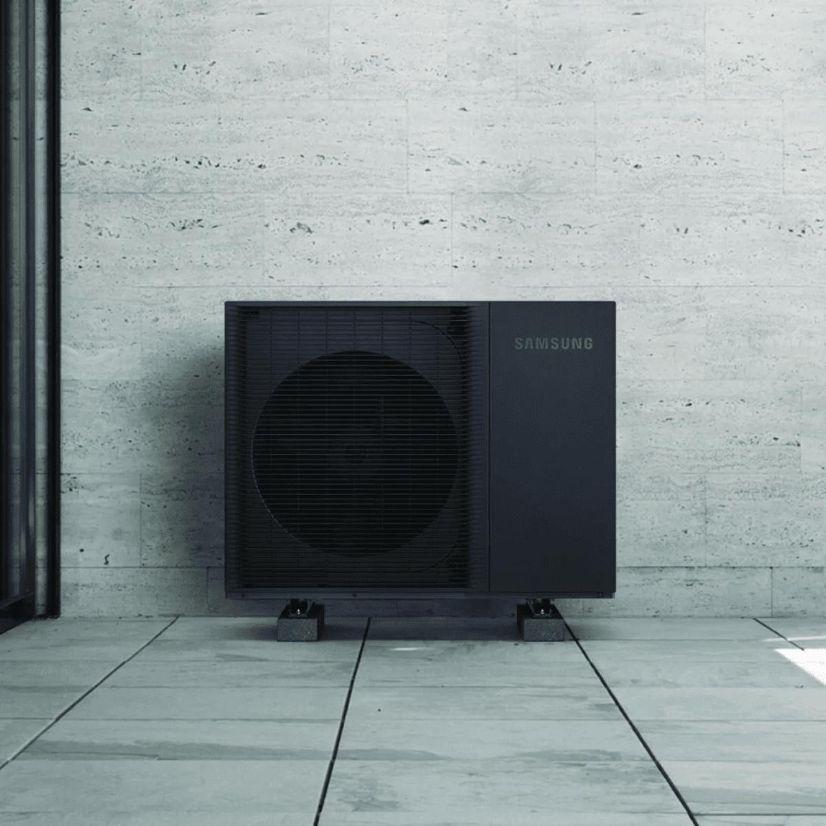 Unité extérieure aérothermique monobloc triphasée Samsung EHS HT Quiet 12 kW avec la référence AE120BXYDGG/EU de la marque SAMSUNG